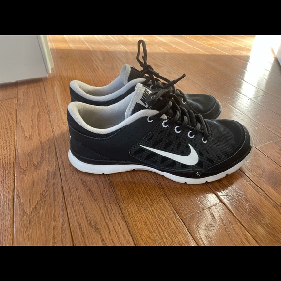 Black and White Nike Running Shoes - Picture 2 of 6